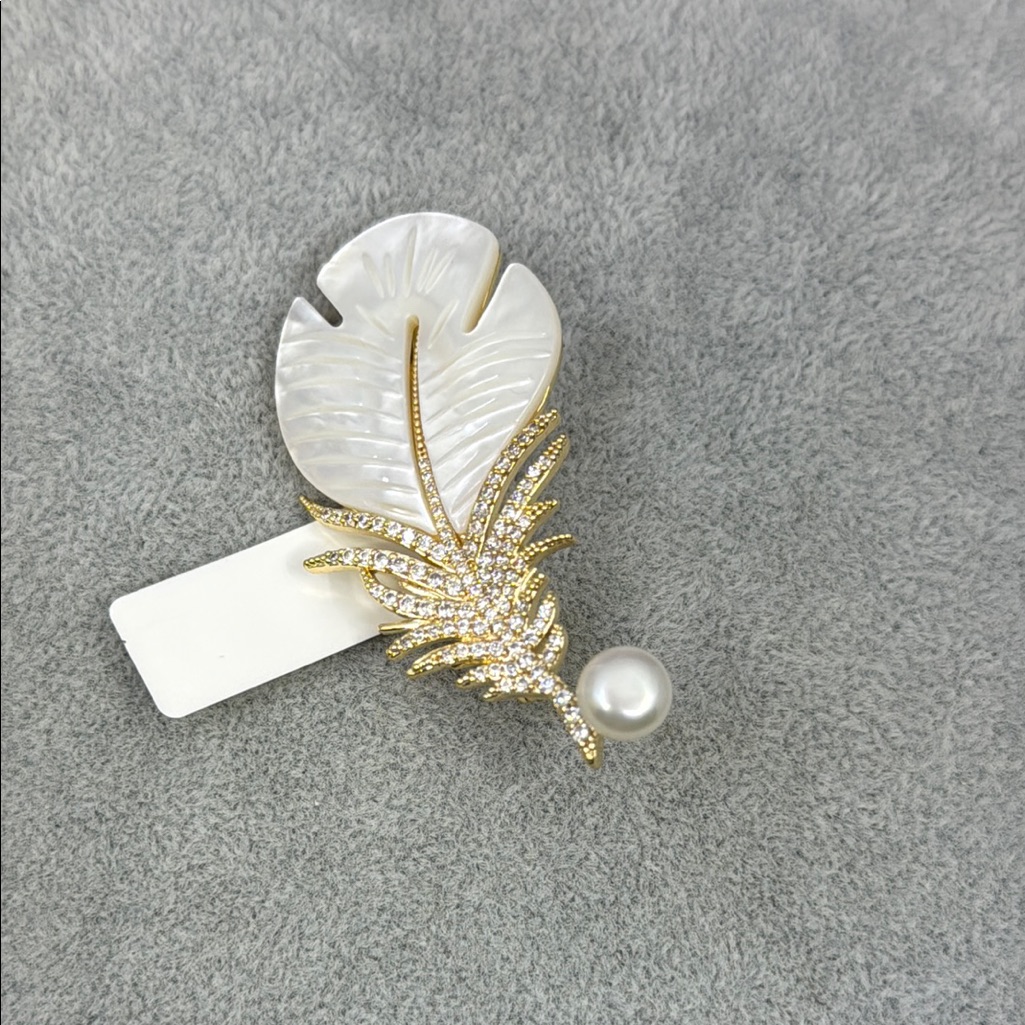 Stunning Gold Mother Of Pearl  Pearl Brooch